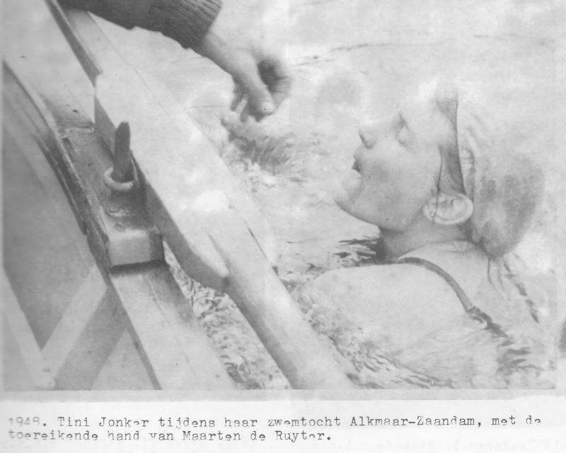 Tini Jonker in 1948 zwemtocht Alkmaar - Zaandam